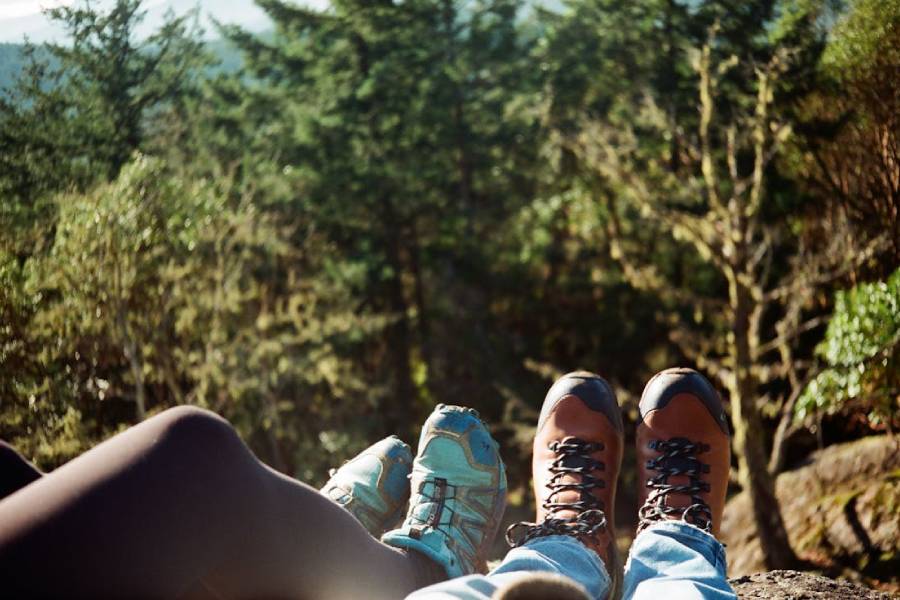 تفاوت کفش کوهنوردی زنانه و مردانه؛ آنچه باید قبل از خرید بدانید! تفاوت کفش کوهنوردی زنانه و مردانه در ضخامت زیره