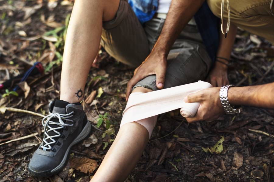 آیا کوهنوردی برای زانو ضرر دارد؟ 8 تا از شایع ترین مضرات کوهنوردی + راه درمان زانو درد در کوهنوردی