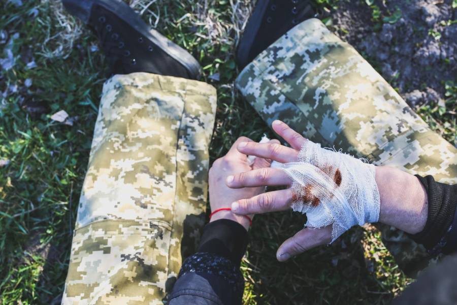 آیا کوهنوردی برای زانو ضرر دارد؟ 8 تا از شایع ترین مضرات کوهنوردی + راه درمان پیشگیری از گزیدگی حشرات در کوهنوردی