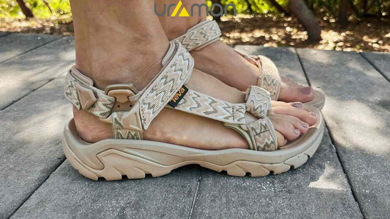 صندل هامتو بهتر است یا اسنوهاک؟ مقایسه کاربردی برای طبیعتگردها کدام برند برای چه نوع سفر مناسبتر است؟
